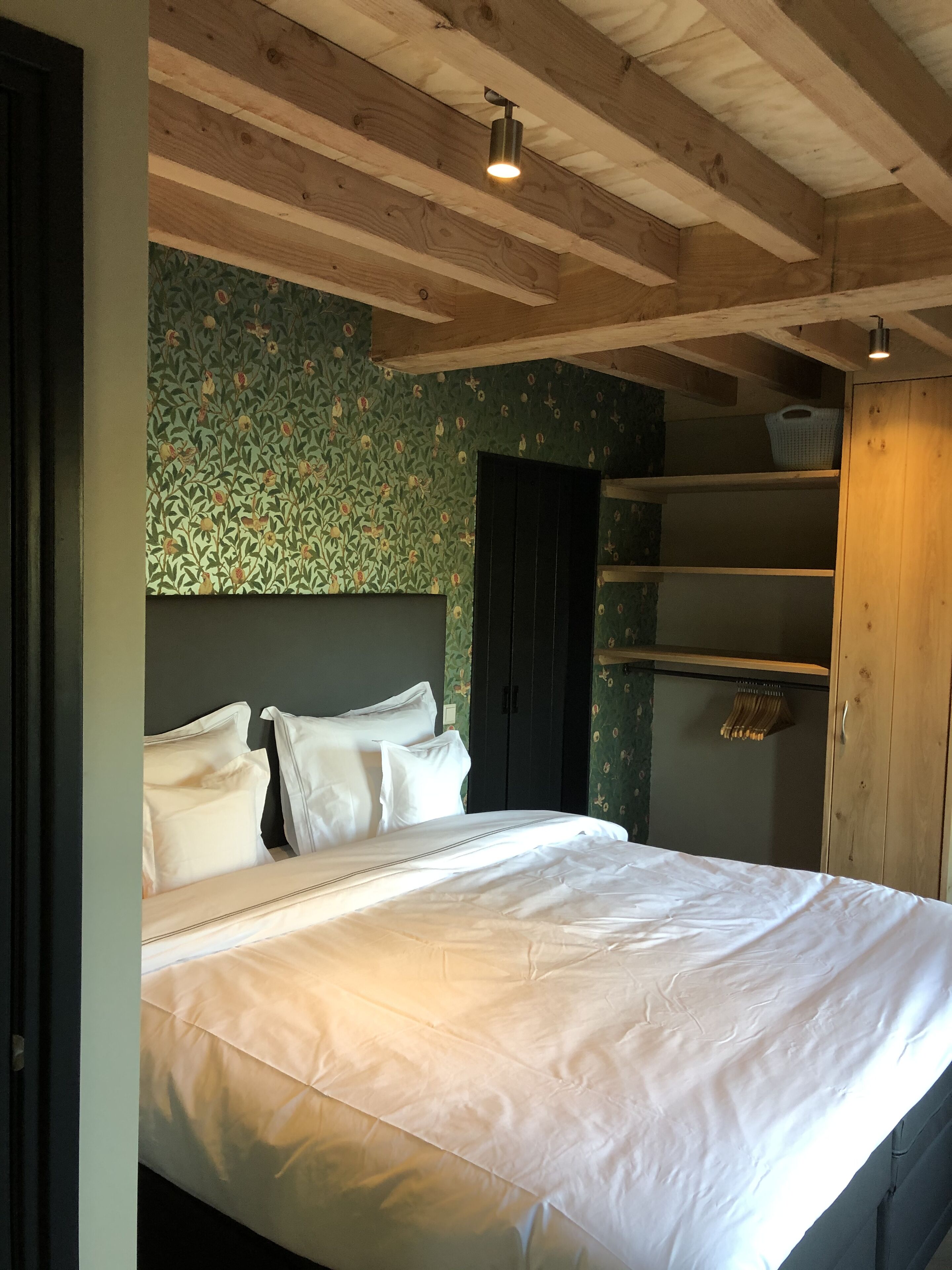 2 habitaciones, tabla de planchar con plancha, wifi y ropa de cama 