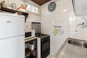 Refrigerador, microondas, horno y cafetera y tetera 