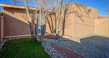 2bd,1ba Remodeled Home w/large yard and Corn Hole Game