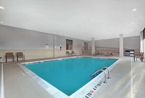 Indoor pool - Hampton Inn & Suites by Hilton Belleville (Belleville)