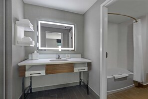 Bathroom - Hampton Inn & Suites by Hilton Belleville (Belleville)