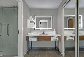 Studio Suite, 1 King Bed, Non Smoking | Bathroom | Free toiletries, hair dryer, towels - Hampton Inn & Suites by Hilton Belleville (Belleville)