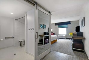 客房, 1 張特大雙人床, 無障礙, 非吸煙房 (Mobility & Hearing, Roll-in Shower) | 浴室 | 免費盥洗用品、吹風機、毛巾