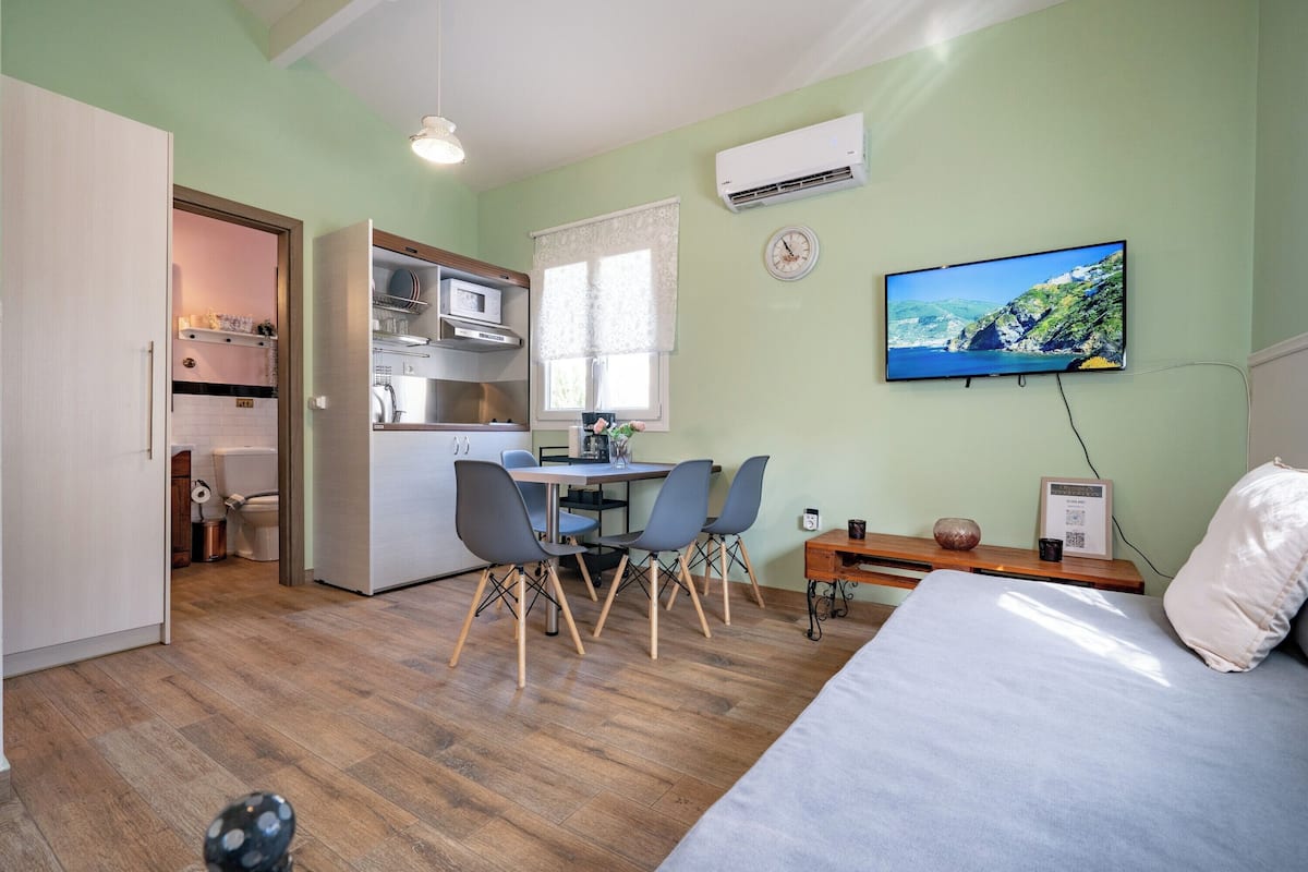 Bungalow familiar, 1 habitación | Área de sala de estar | Smart TV de 28 pulgadas con canales digitales y televisión