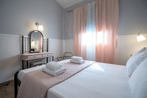 Family Bungalow, 1 Bedroom | Individually decorated, iron/ironing board, free WiFi, bed sheets