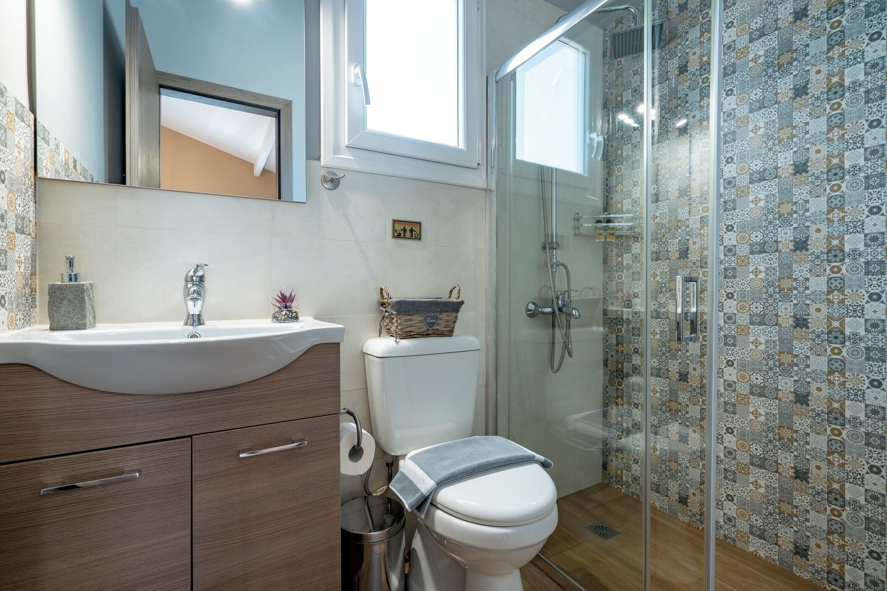 Une salle de bain avec un lavabo, des toilettes et une douche.