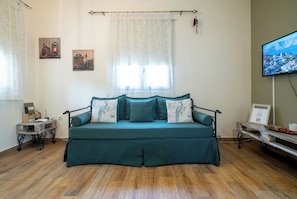 Bungalow familiar, 1 habitación | Área de sala de estar | Smart TV de 28 pulgadas con canales digitales y televisión