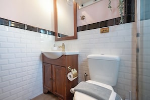 Family Bungalow, 1 Bedroom | Bathroom | Shower, hair dryer, towels, soap
