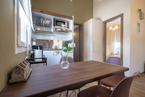 Bungalow familiar, 1 habitación | Área de sala de estar | Smart TV de 28 pulgadas con canales digitales y televisión
