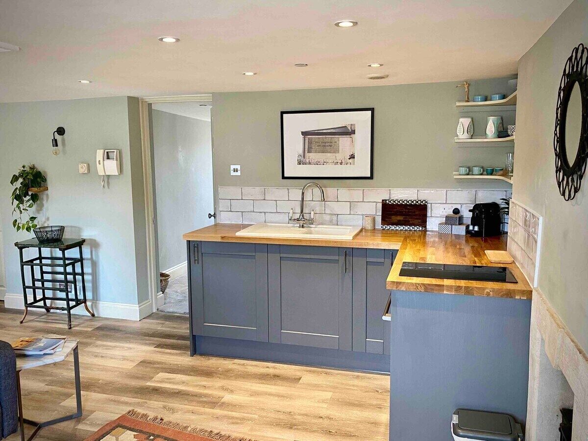 Apartment, Private Bathroom, City View (TLA) | Shared kitchen | Full-sized fridge, microwave, oven, coffee/tea maker