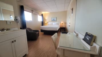 Comfort Room, 1 Queen Bed | 1 bedroom, soundproofing, free WiFi, bed sheets