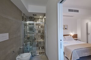 Quarto casal luxo | Banheiro | Chuveiro, chuveiro com efeito de chuva, produtos de toalete grátis