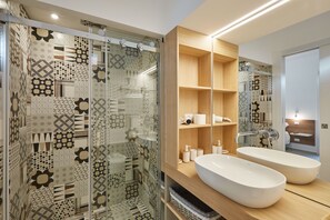 Deluxe Quadruple Room | Bathroom shower - B&B Torreforte (Furnari)