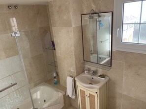 Ensemble douche/baignoire, sèche-cheveux, bidet, serviettes fournies