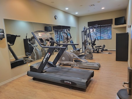 Fitness facility. Cotulla Whitten Inn