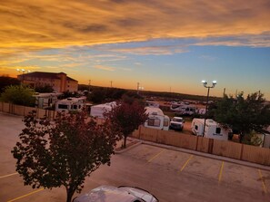 Free self parking - Cotulla Whitten Inn (Cotulla)