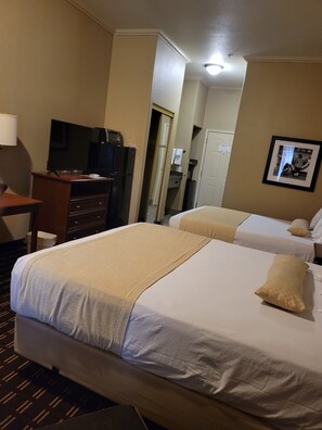 Room | Bathroom | Combined shower/bathtub, towels