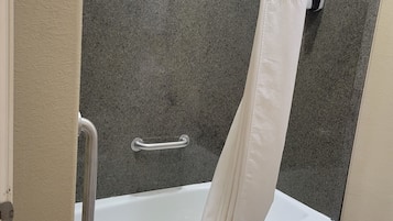 Combined shower/tub, towels