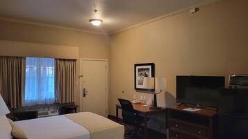 Huone | Työpöytä, pimennysverhot, silitysrauta/-lauta, lisävuoteet