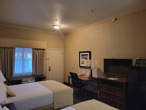 مكتب وستائر تعتيم ومكواة/لوح كي وأسرّة قابلة للطي