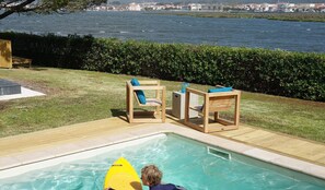 Una piscina al aire libre, una piscina climatizada