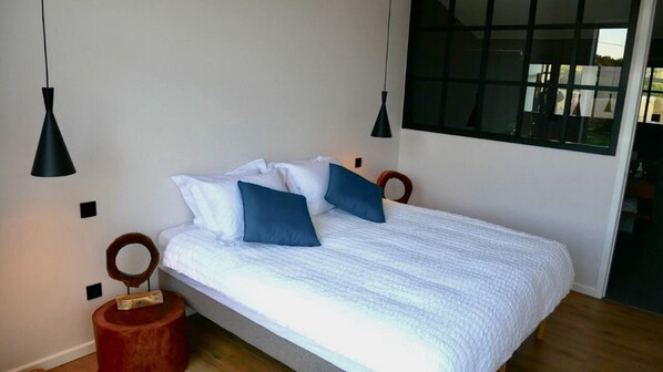7 bedrooms, WiFi, bed sheets