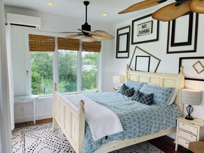 2 slaapkamers, een bureau, een strijkplank/strijkijzer, reisbedje