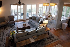 Een smart-tv, videogames, een dvd-speler en een tafeltennistafel