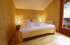 2 Schlafzimmer, Reisekinderbett, kostenloses WLAN, Bettwäsche