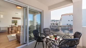 อพาร์ทเมนท์, 2 ห้องนอน (Sita) | ลานระเบียง/นอกชาน