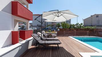 สระว่ายน้ำกลางแจ้งเปิดตามฤดูกาล, ร่มริมสระว่ายน้ำ, เก้าอี้อาบแดดริมสระ