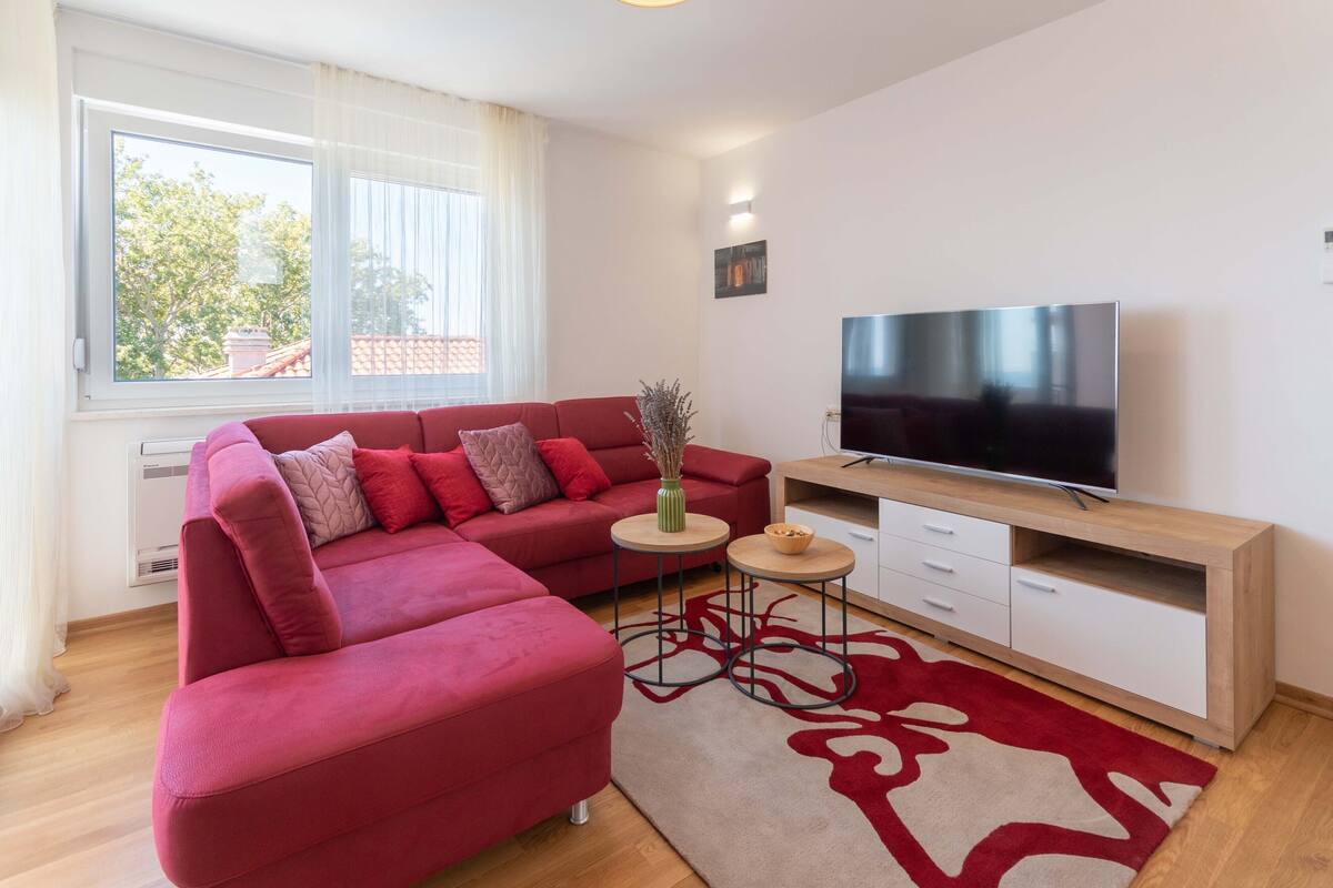 Studio (Jubav) | Oppholdsområde | Flatskjerm-TV og peis