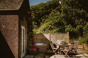 Outdoor dining - Idyllic Glamour: Rose Blair Lodge on Vast Seaside Estate (Portpatrick)