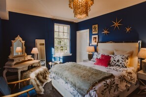1 chambre, bureau, fer et planche à repasser, lit de bébé portatif