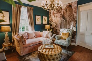 Smart TV, fireplace, books - Idyllic Glamour: Rose Blair Lodge on Vast Seaside Estate (Portpatrick)