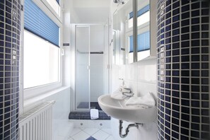 Apartment, 1 Bedroom (#106; Cleaning Fee 60€ on top of rate) | Bathroom shower