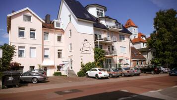 Ein mehrstöckiges Hotel mit einer auffälligen Beschilderung und einem Balkon.