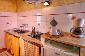 Oven, stovetop, coffee/tea maker, cookware/dishes/utensils