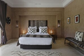 6 chambres, coffres-forts dans les chambres, fer et planche à repasser