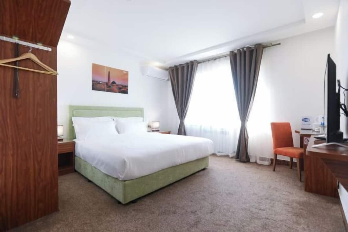 Premium bedding, desk, laptop workspace, WiFi (free)