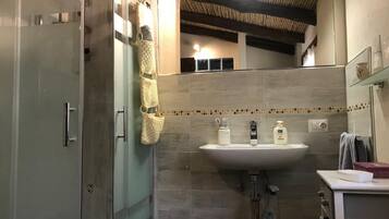 Een douche, een haardroger, een bidet, handdoeken