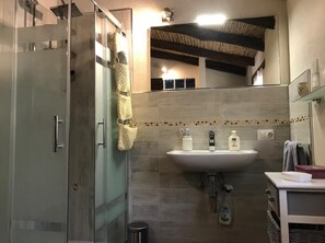 Shower, hair dryer, bidet, towels - Cottage in Sardegna Barbagia (Fonni)