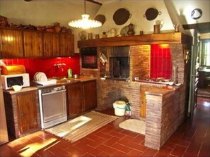 Frigorifero, forno, piano cottura, lavastoviglie