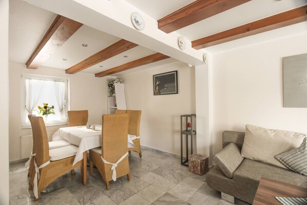 Villa, 2 chambres (80 EUR Cleaning Fee on top of rate) | Aire de séjour | Téléviseur à écran plat de 42 po avec télévision par câble, téléviseur
