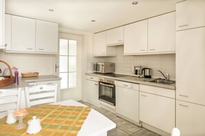 Villa, 2 Schlafzimmer (80 EUR Cleaning Fee on top of rate) | Eigene Küche | Großer Kühlschrank, Mikrowelle, Ofen, Herdplatte