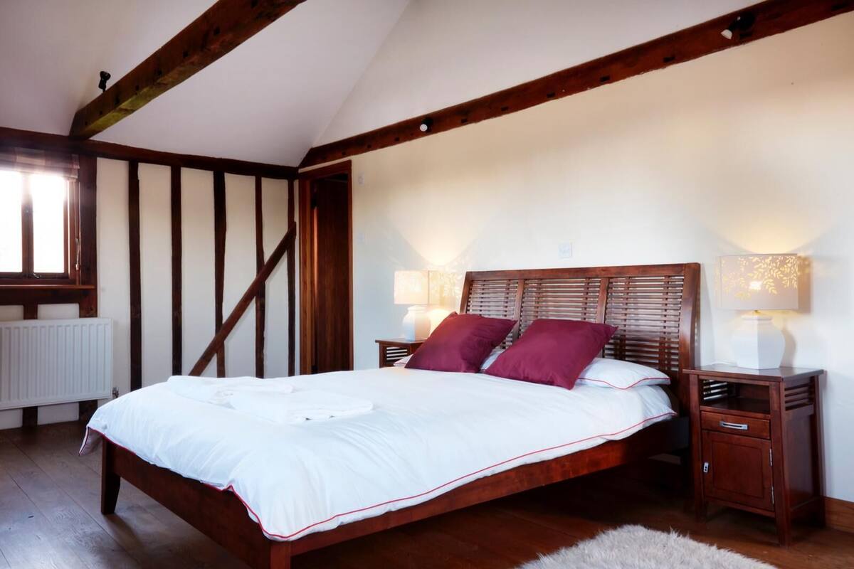 Casa, 5 habitaciones | Escritorio, tabla de planchar con plancha y cunas gratuitas