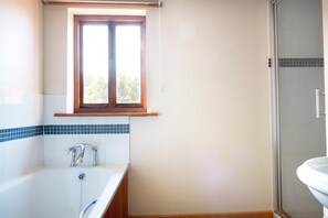 Casa, 5 habitaciones | Baño | Tina y regadera independientes, secadora de cabello, toallas