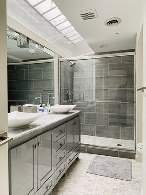 Bathtub, hair dryer, towels, toilet paper