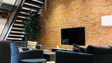 TV connectée, livres, chaîne hi-fi