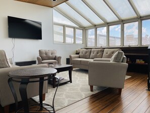 Smart-TV, Bücher, Stereoanlage